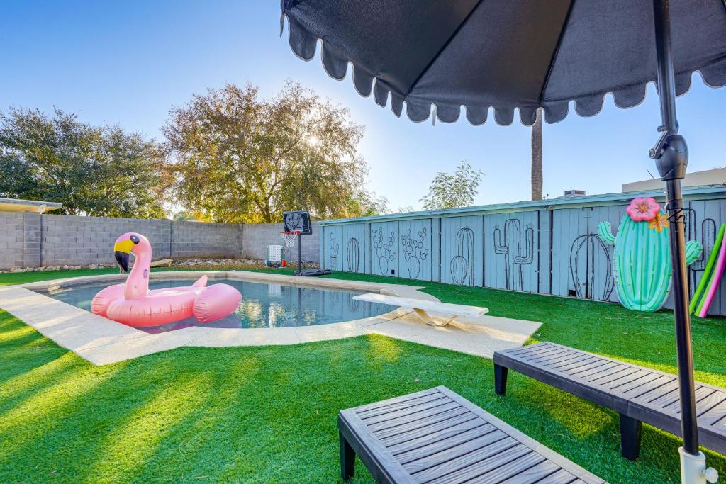 Swimmingpoolen hos eller tæt på Easy Walk to Dtwn Gilbert, Family-Friendly Oasis!