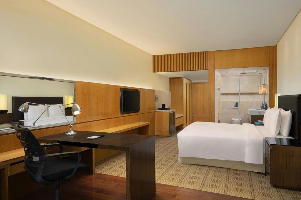 ein Hotelzimmer mit Bett und Schreibtisch in der Unterkunft Courtyard by Marriott Bilaspur in Bilāspur