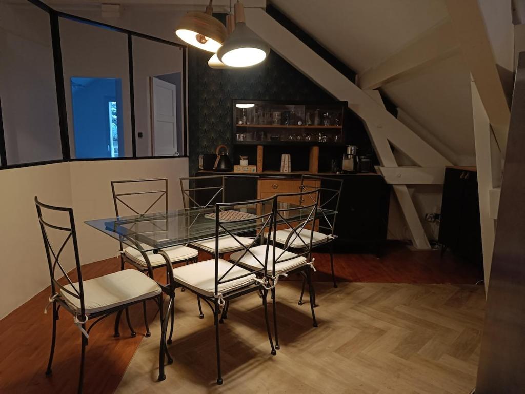 ein Esszimmer mit Glastisch und Stühlen in der Unterkunft Apartment in Villa with garden in Vérel-Pragondran