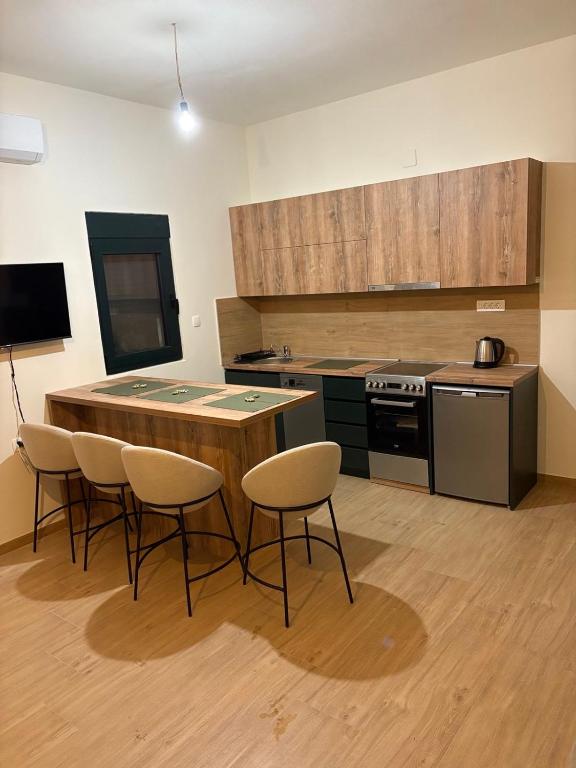 eine Küche mit Tisch und Stühlen in einem Zimmer in der Unterkunft Holiday home Lemoni in Tivat