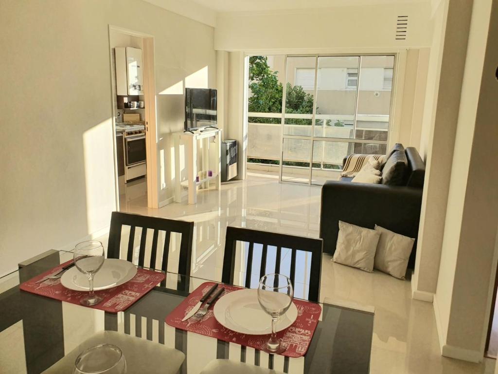 een eettafel met twee stoelen en een woonkamer bij Departamento en Barrio La Perla, Mdp in Mar del Plata