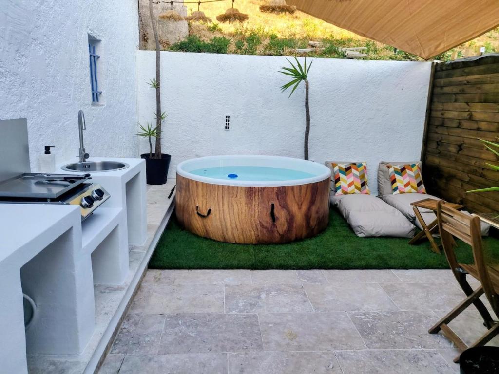 ein Whirlpool mitten im Hof in der Unterkunft La Nina A 5 min de Cassis in Roquefort-la-Bédoule