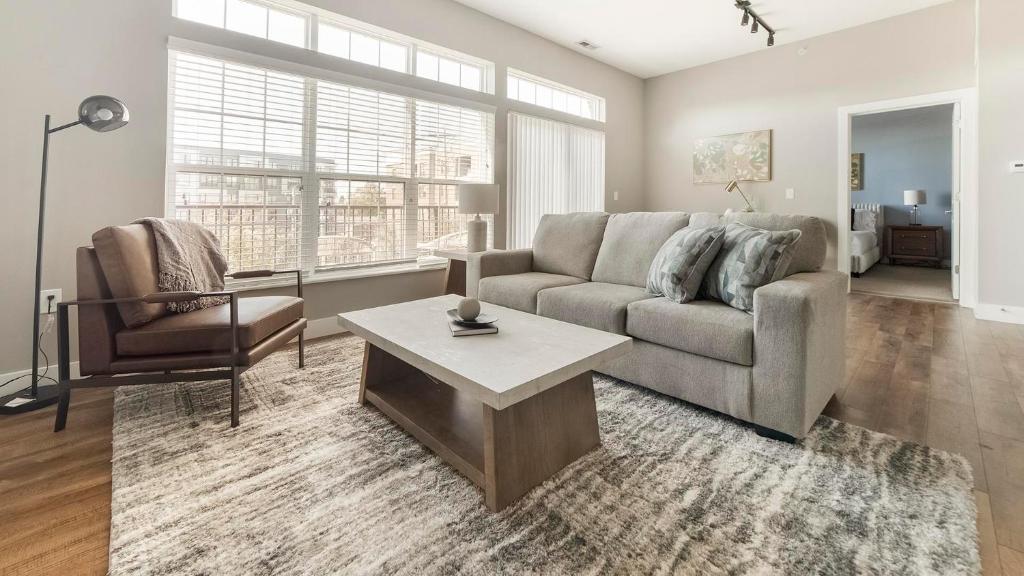 Et opholdsområde på Landing Chic 2BD Courtyard Gym