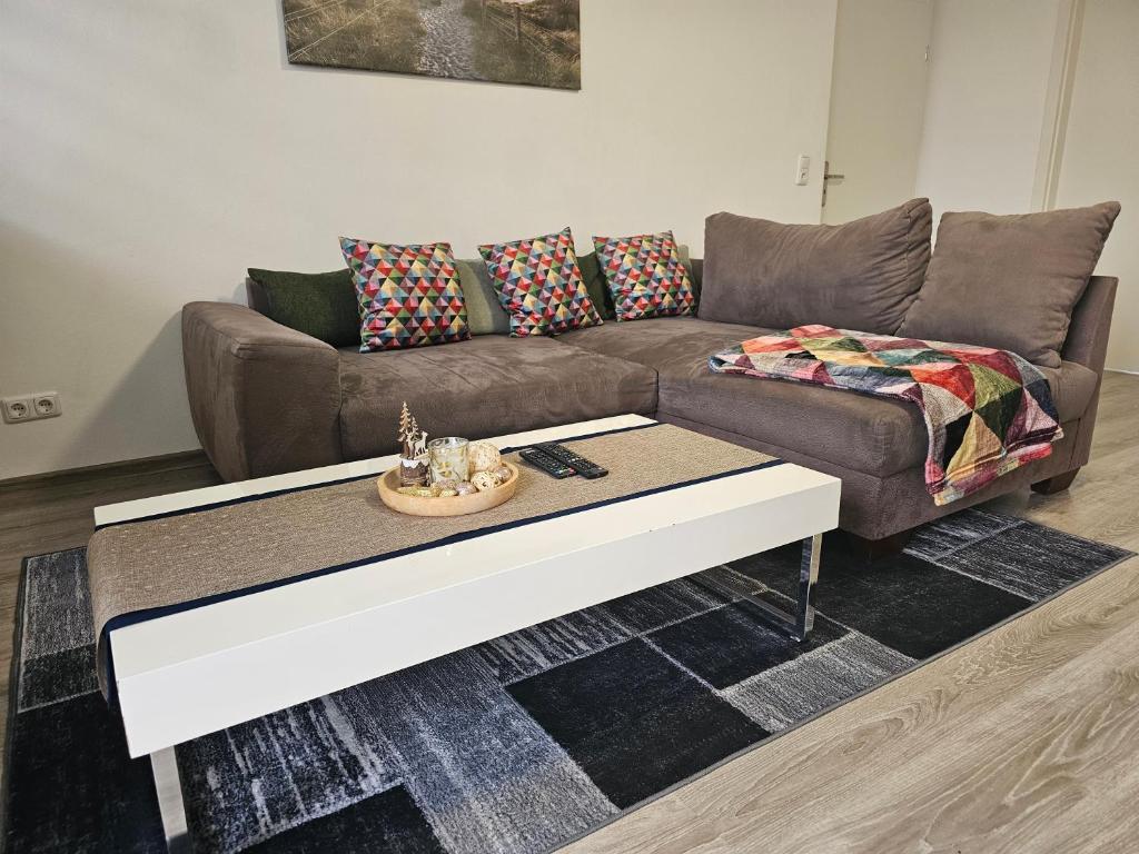 een woonkamer met een bank en een salontafel bij Lagune in Görlitz