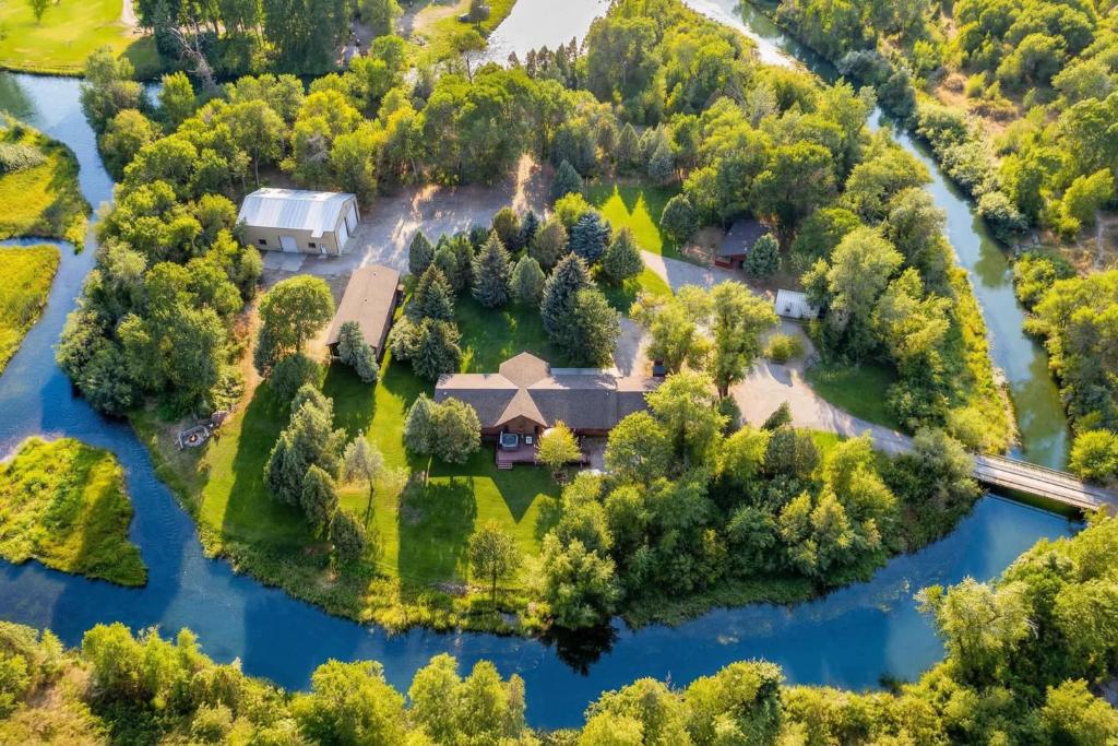 een luchtfoto van een huis op een eiland in een rivier bij Private Island Fire Pit & Arcade in Rigby