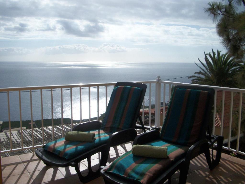 2 sillas sentadas en un balcón con vistas al océano en Villa Puerto Naos, en Puerto Naos