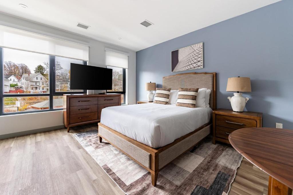 En eller flere senge i et værelse på Landing Beautiful Studio Pool Gym