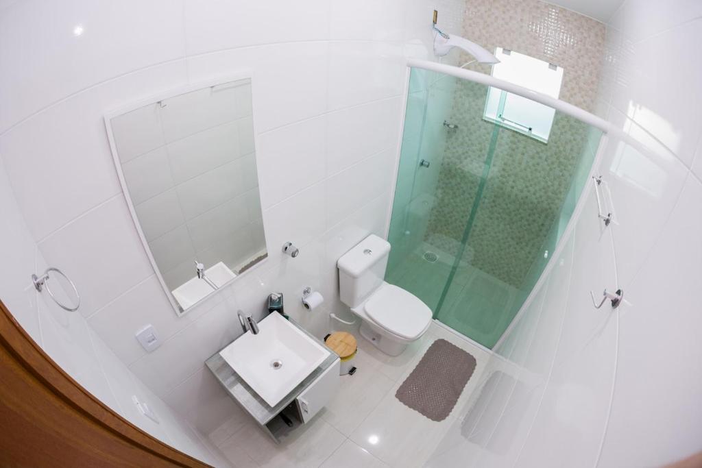 an overhead view of a bathroom with a shower and a toilet at Casa Ampla na Guarda do Embau in Lages