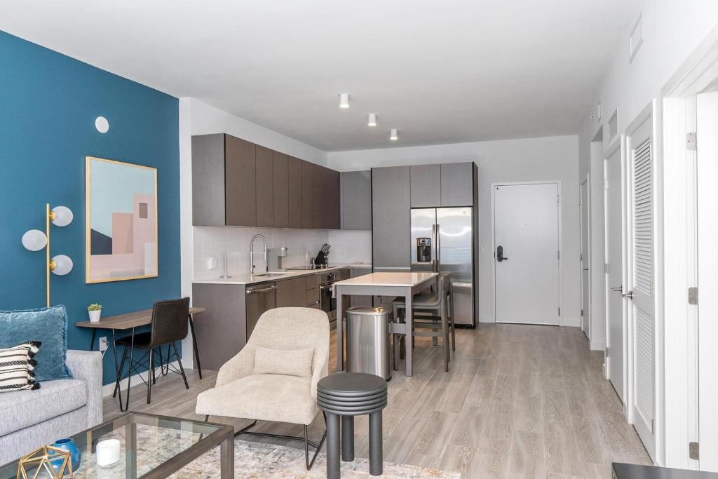 een keuken en woonkamer met een tafel en stoelen bij Landing Stunning 3BD Pool Gym in Naranja