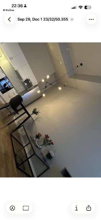 een foto van een kamer met bloemen op de vloer bij Apartments Stavanger Rogaland in Stavanger