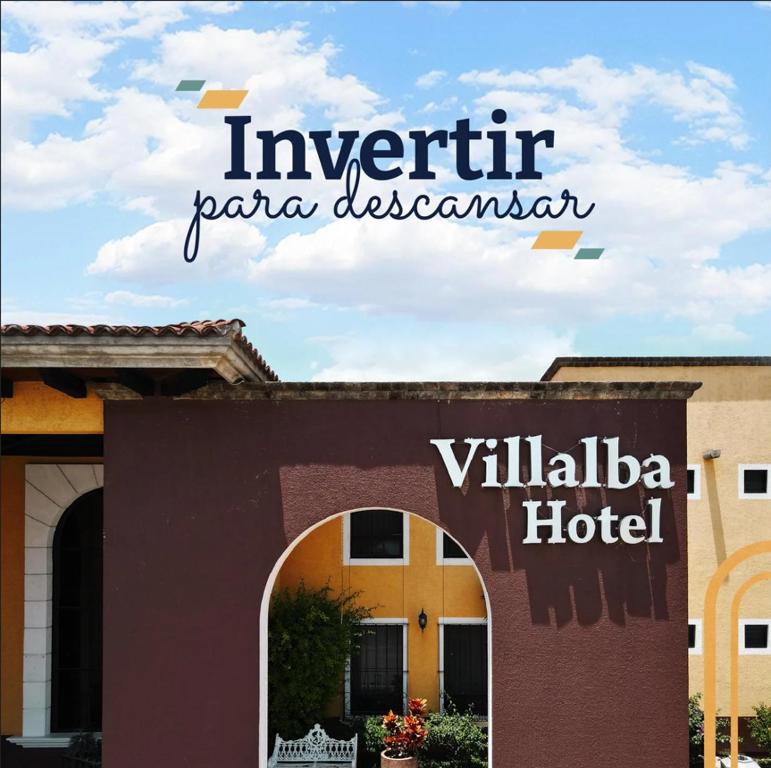 ein Schild für ein Hotel in einem Resort in der Unterkunft Hotel Villalba in Comitán de Domínguez