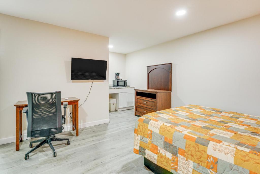 Et tv og/eller underholdning på 5 Mi to Pine Knob Pet-Friendly Studio Retreat