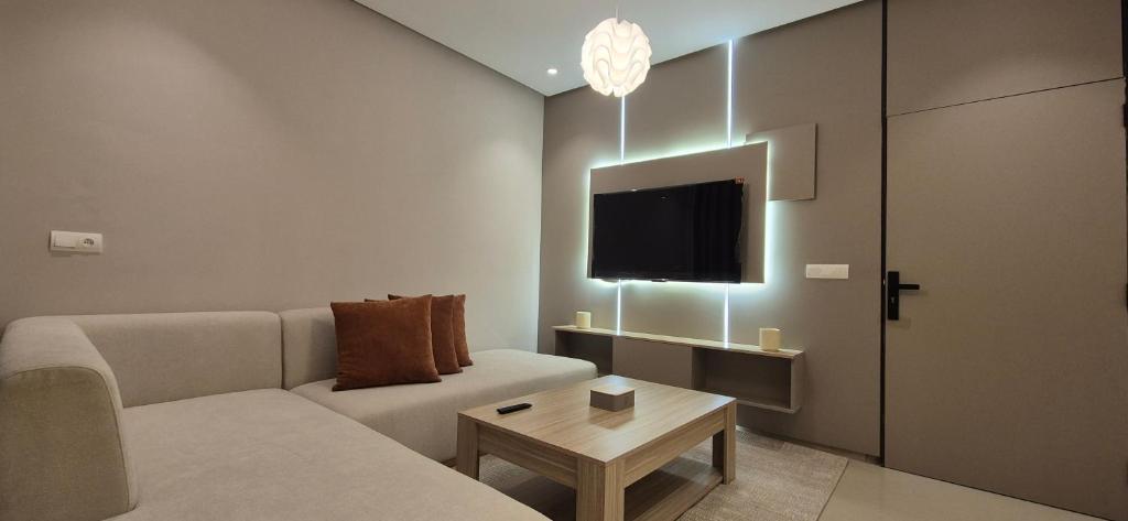 un soggiorno con divano e TV a schermo piatto di Rabat Residence - OCEAN STAY 2 a Rabat