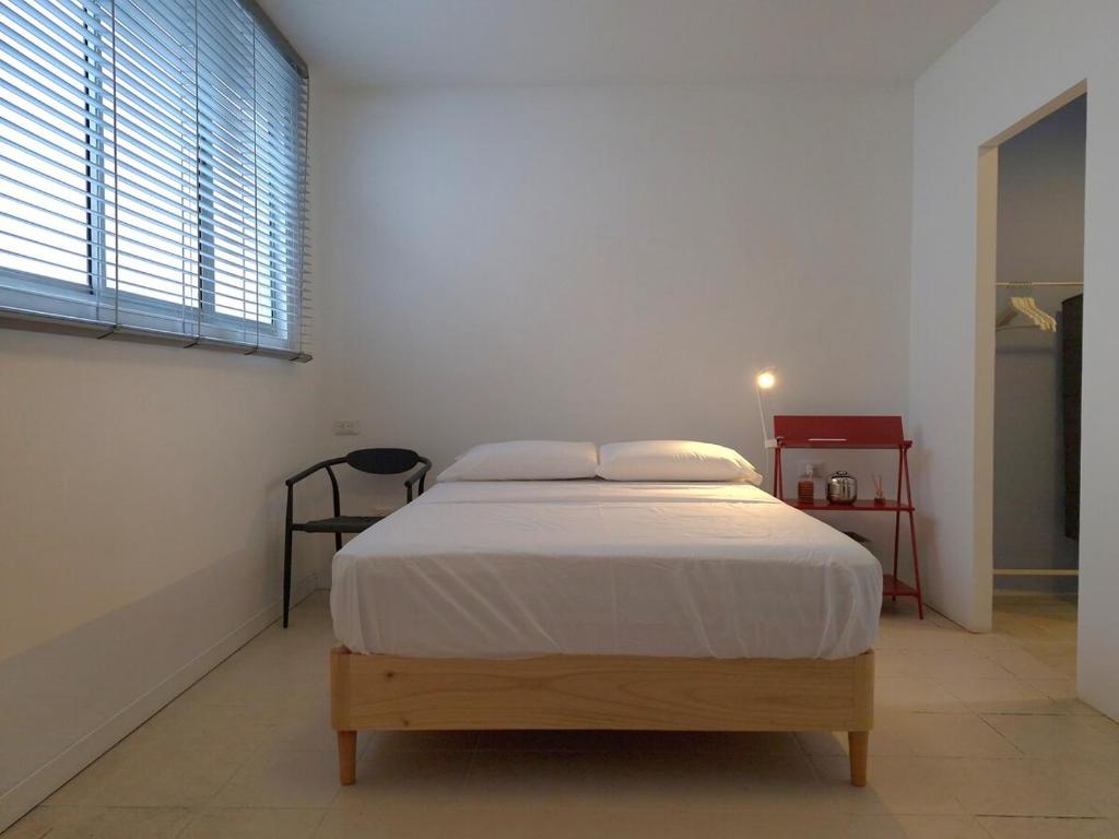 a bedroom with a bed in a room with a window at Loft 201 H54 Waiwa host in Bucaramanga