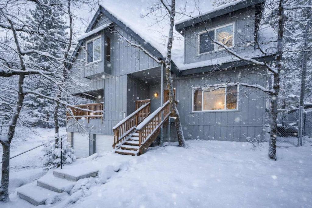The Hidden Pines Mountain Home by Navigate Stays trong mùa đông