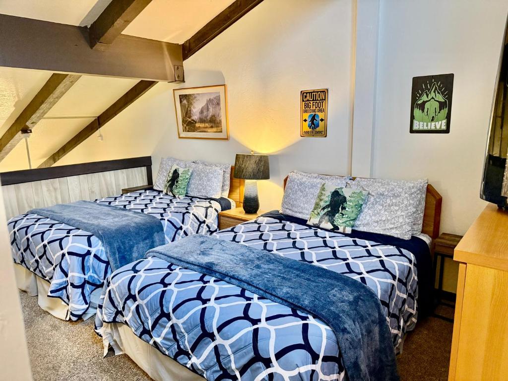 En eller flere senge i et værelse på Treetop Condo in Yosemite-Sleeps 6-Balcony