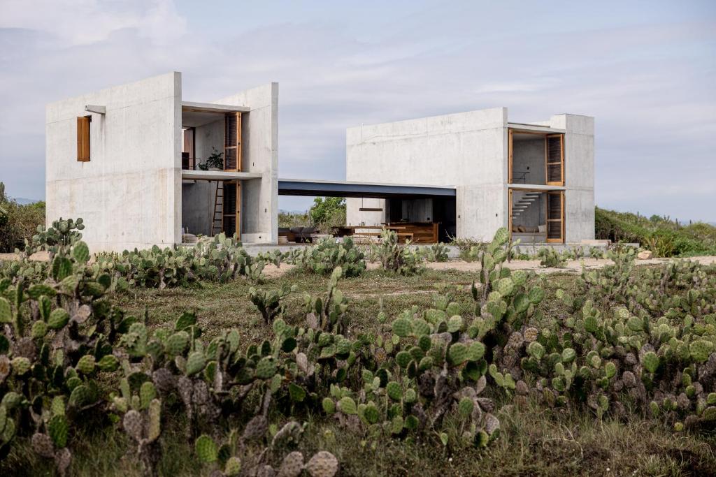 Afbeelding uit fotogalerij van Casa Nopales Beachfront Brutalist Villa in Santa María Tonameca