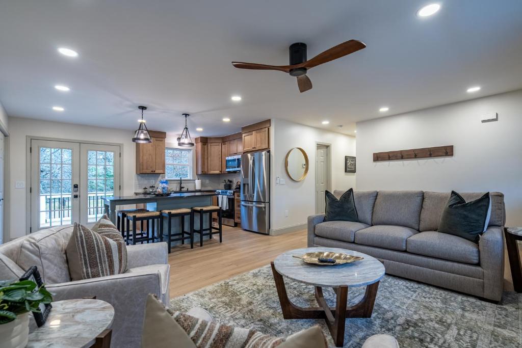 een woonkamer met een bank en een tafel bij Peaceful Rydal Retreat With Modern Comforts in Rydal