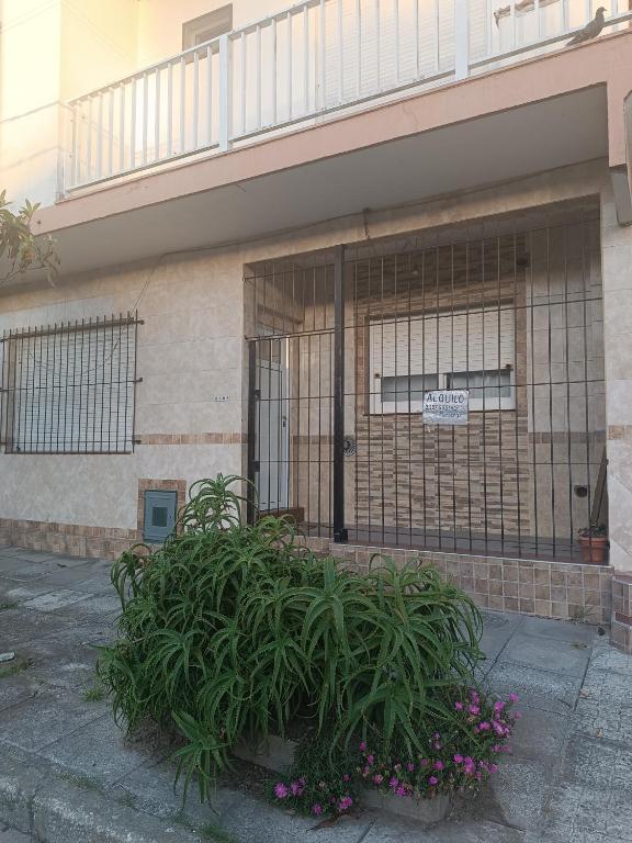 een plant voor een gebouw met een poort bij Palermo calle 1 in Mar del Tuyú