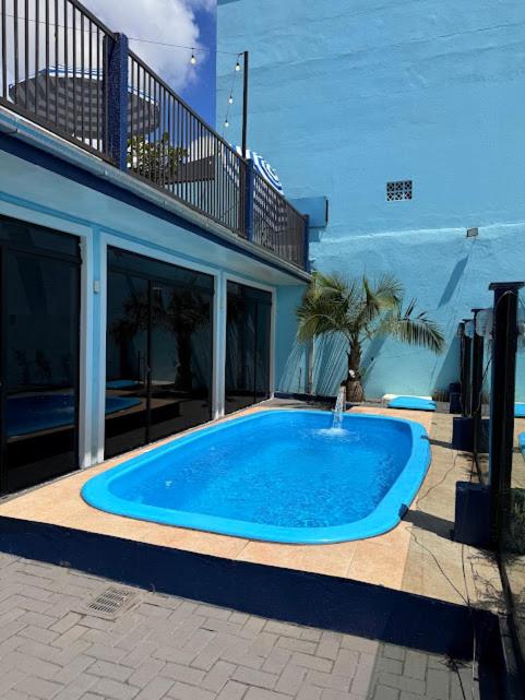 een groot blauw zwembad voor een gebouw bij Hotel Mais Lazer in Joinville