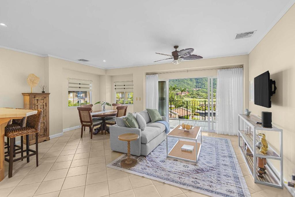 Et tv og/eller underholdning på Del Mar 5F 3 bdr Garden View in Los Suenos