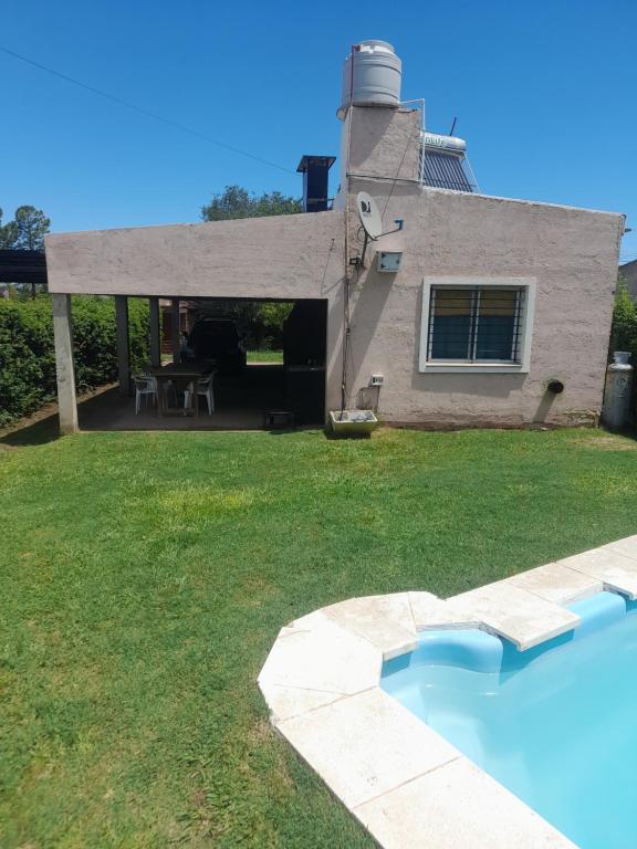 ein Haus mit einem Swimmingpool im Hof in der Unterkunft Casa el sueño de Alicia in Villa del Dique