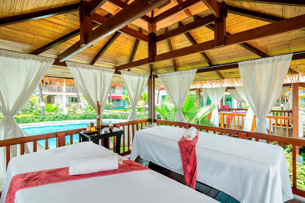 Bazén v ubytování Decameron Isleño - All Inclusive nebo v jeho okolí