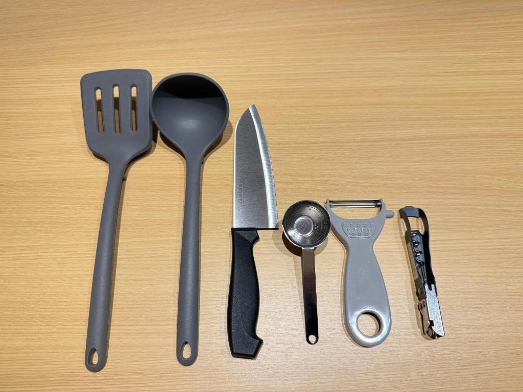 宫崎結-musubi-的一套餐具坐在桌子上