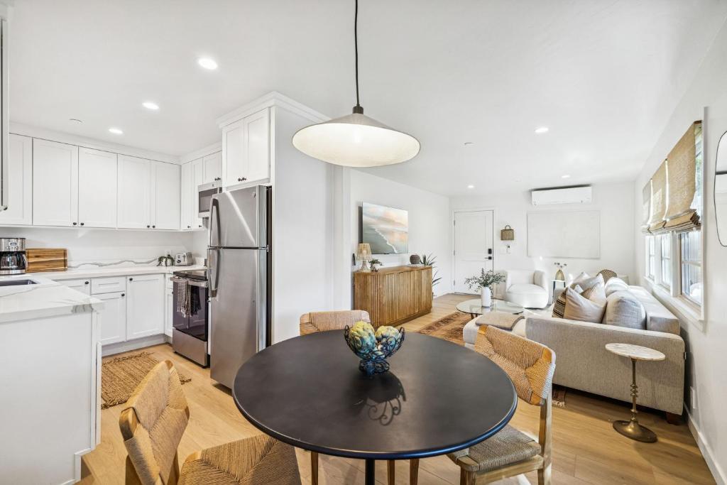 a kitchen and living room with a table and a couch at Casa Yano by The Beach in Santa Barbara