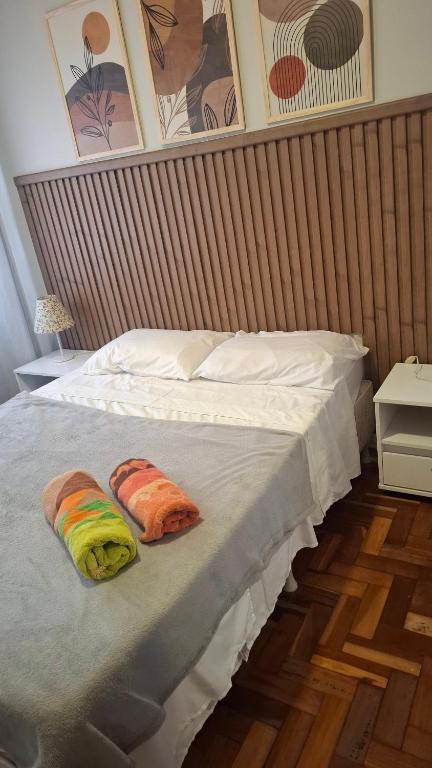 un letto con due cuscini e una parete in legno di Apartamento Bourbon 111 a Porto Alegre