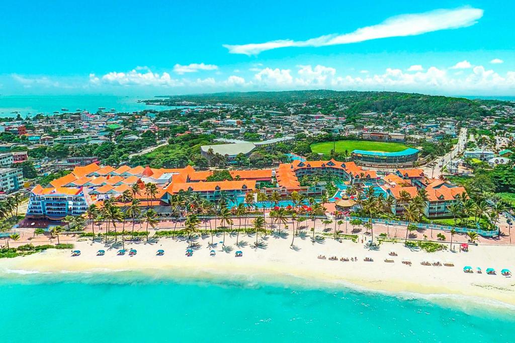 uma vista aérea de um resort numa praia em Decameron Isleño - All Inclusive em San Andrés