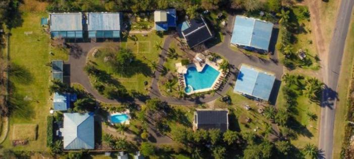an overhead view of a yard with a swimming pool at Cabañas Villa Fariña in Gualeguaychú
