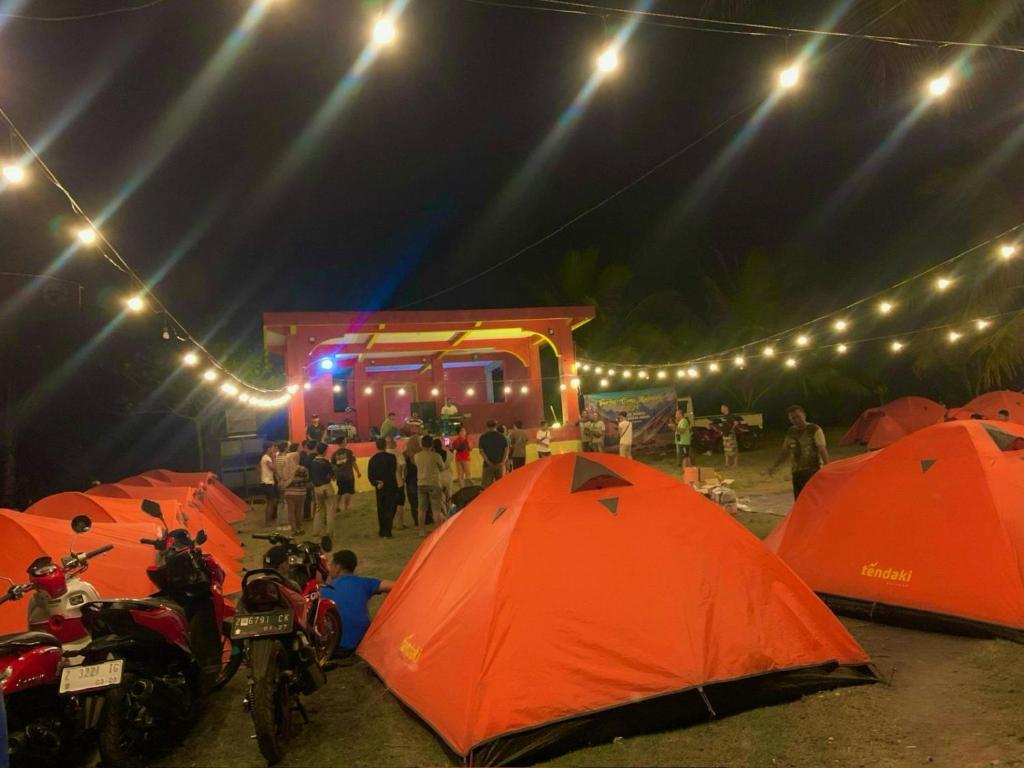 Hosté ubytování Glamour Camping Pantai Madasari
