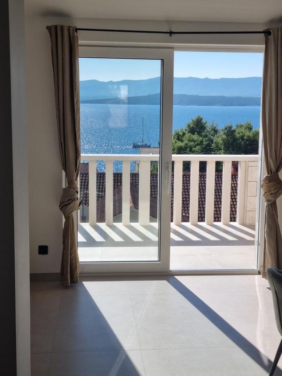 een kamer met uitzicht op de oceaan vanaf een balkon bij Villa Mila in Bol