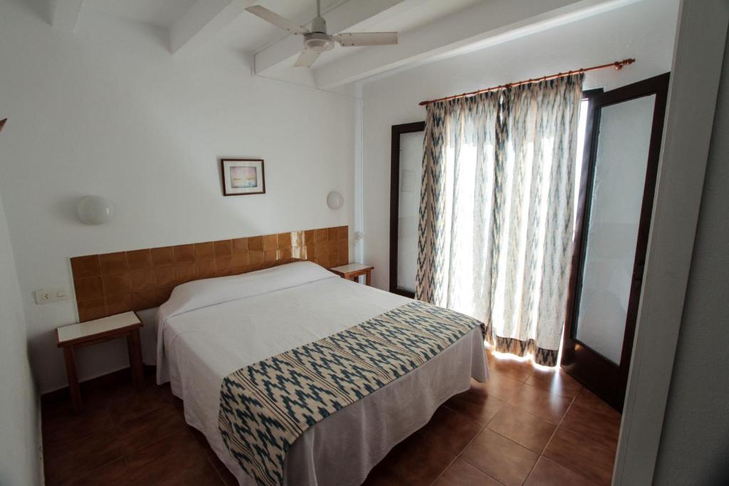 Postel nebo postele na pokoji v ubytování Apartamentos Sa Cala