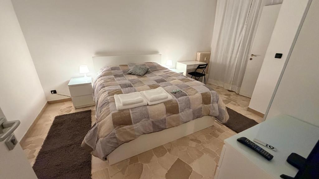 een slaapkamer met een groot bed en twee nachtkastjes bij Casa Alisella in Milaan