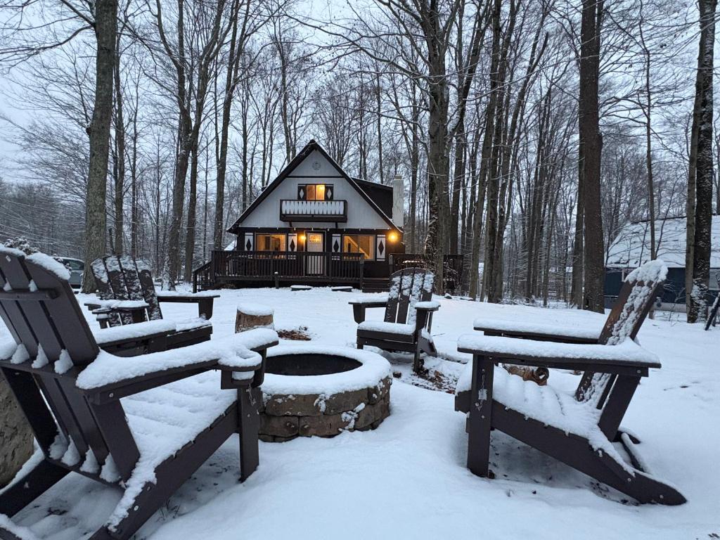 een hut in het bos in de sneeuw bij Walking Distance to the Beach Cabin with AC in Arrowhead Lake