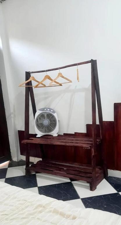 een kamer met een houten tafel met een ventilator bij Sunset bed in Puerto Chicama