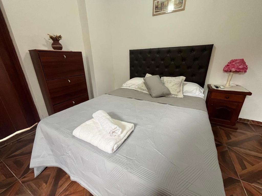 a bedroom with a bed with two towels on it at Alojamiento Del Valle in San Fernando del Valle de Catamarca