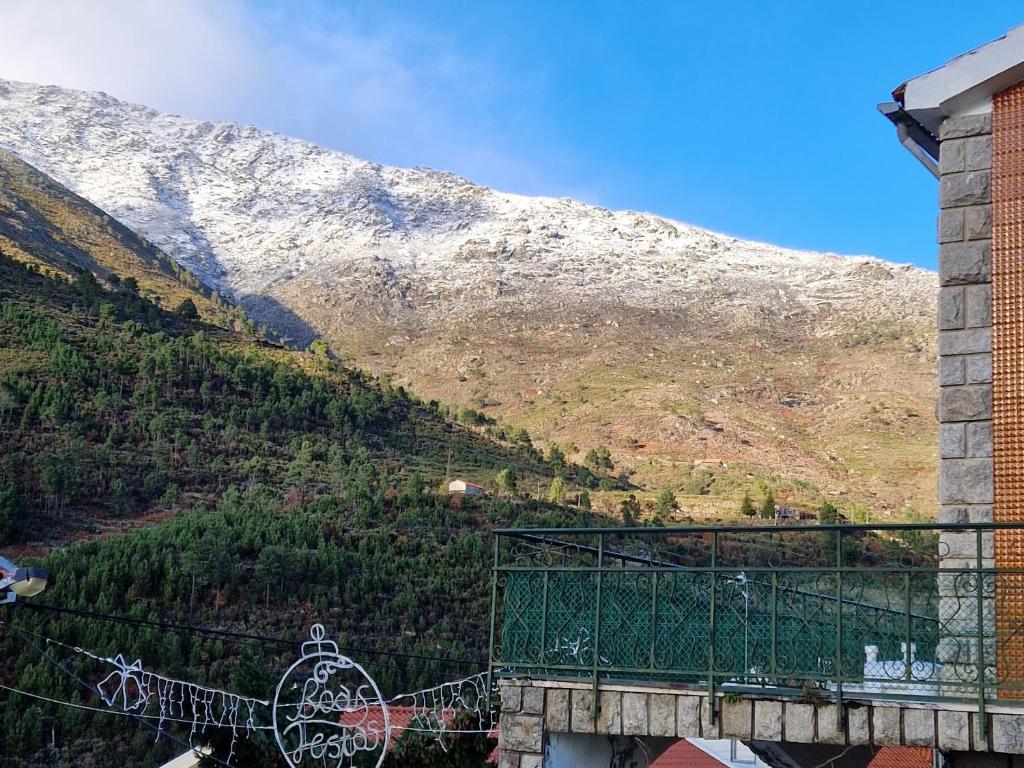 een balkon van een gebouw met een berg op de achtergrond bij Piscinas, Serra da Estrela AL in Bouça