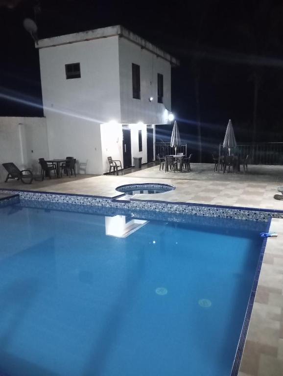 een zwembad voor een gebouw 's nachts bij Narü extremo in Utica