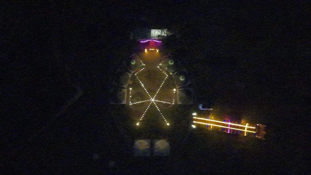 ein Glockenturm bei Nacht mit Beleuchtung in der Unterkunft Rondo Glamping By GEstores in Pátzcuaro