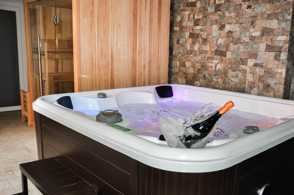 een bad met een fles wijn erin bij Foresteria del Genio - Luxury Suites & Urban Spa in Palermo