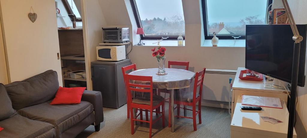 un petit salon avec une table et un canapé dans l'établissement Studio Cosy, à La Roche-Posay