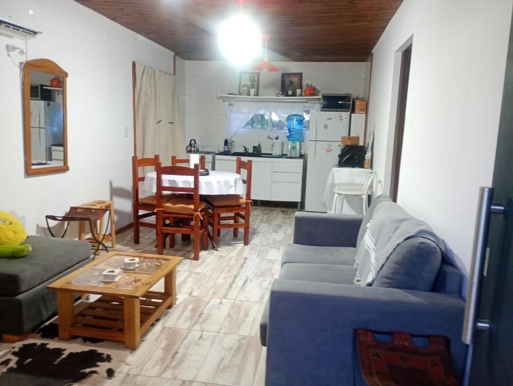 un soggiorno con un divano e un tavolo di Lilemar a Miramar