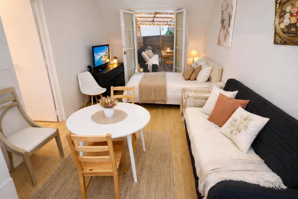 een woonkamer met een bank en een tafel bij Appartement F1 F2 in Drancy
