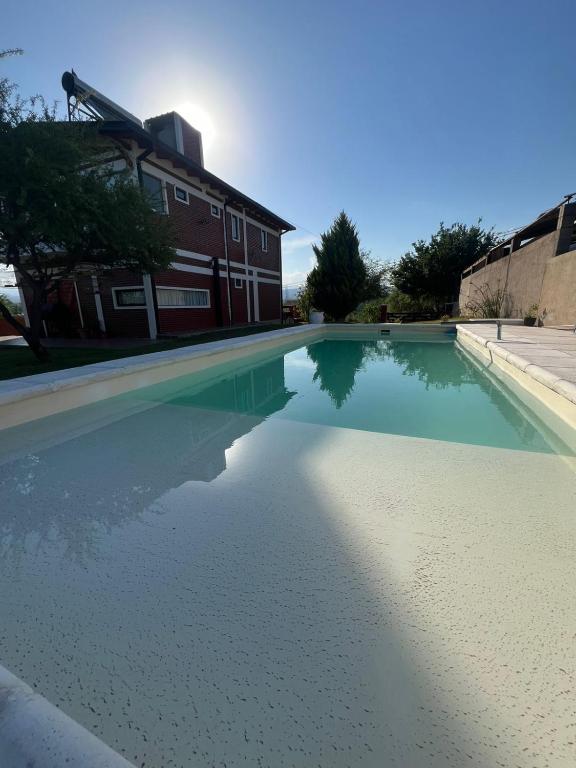 eine Wasserpfütze vor einem Gebäude in der Unterkunft Único loft con pileta cerca de Villa Carlos Paz in San Antonio de Arredondo