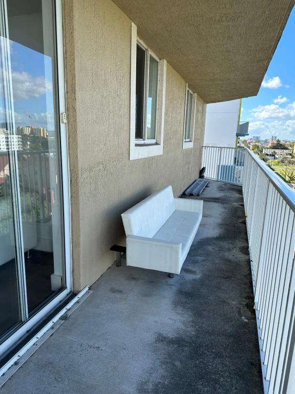 En balkon eller terrasse på Private bedroom 1 block from Downtown Miami