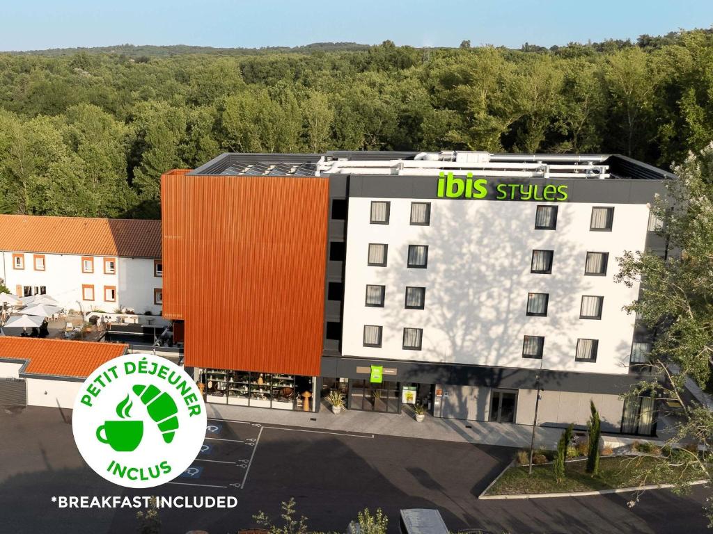 een luchtfoto van een gebouw met ondergrondse installaties bij ibis Styles Montauban in Montauban