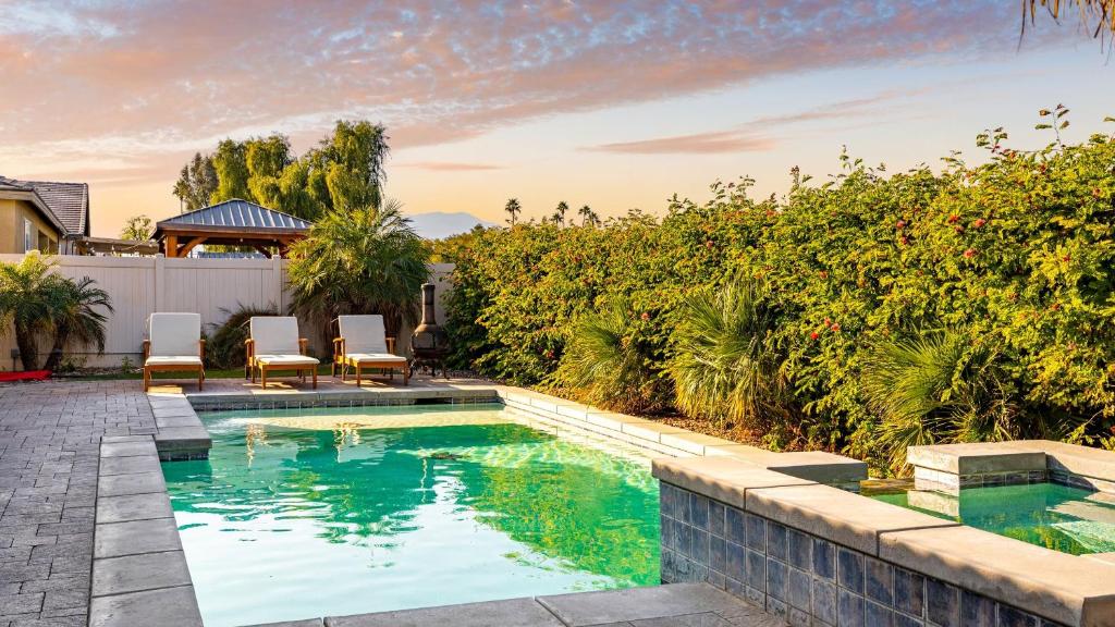 Bazén v ubytování Luxe Indio Stay w Pool Tiki Bar Fire Pit Near Coachella Longfellow nebo v jeho okolí